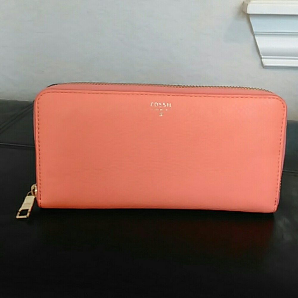 NWT FOSSIL VDAY ZIP CLUTCH HEARTS wallet